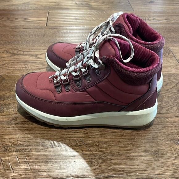 Target Burgundy weatherproof shoes. Sz 7 - Picture 3 of 7
